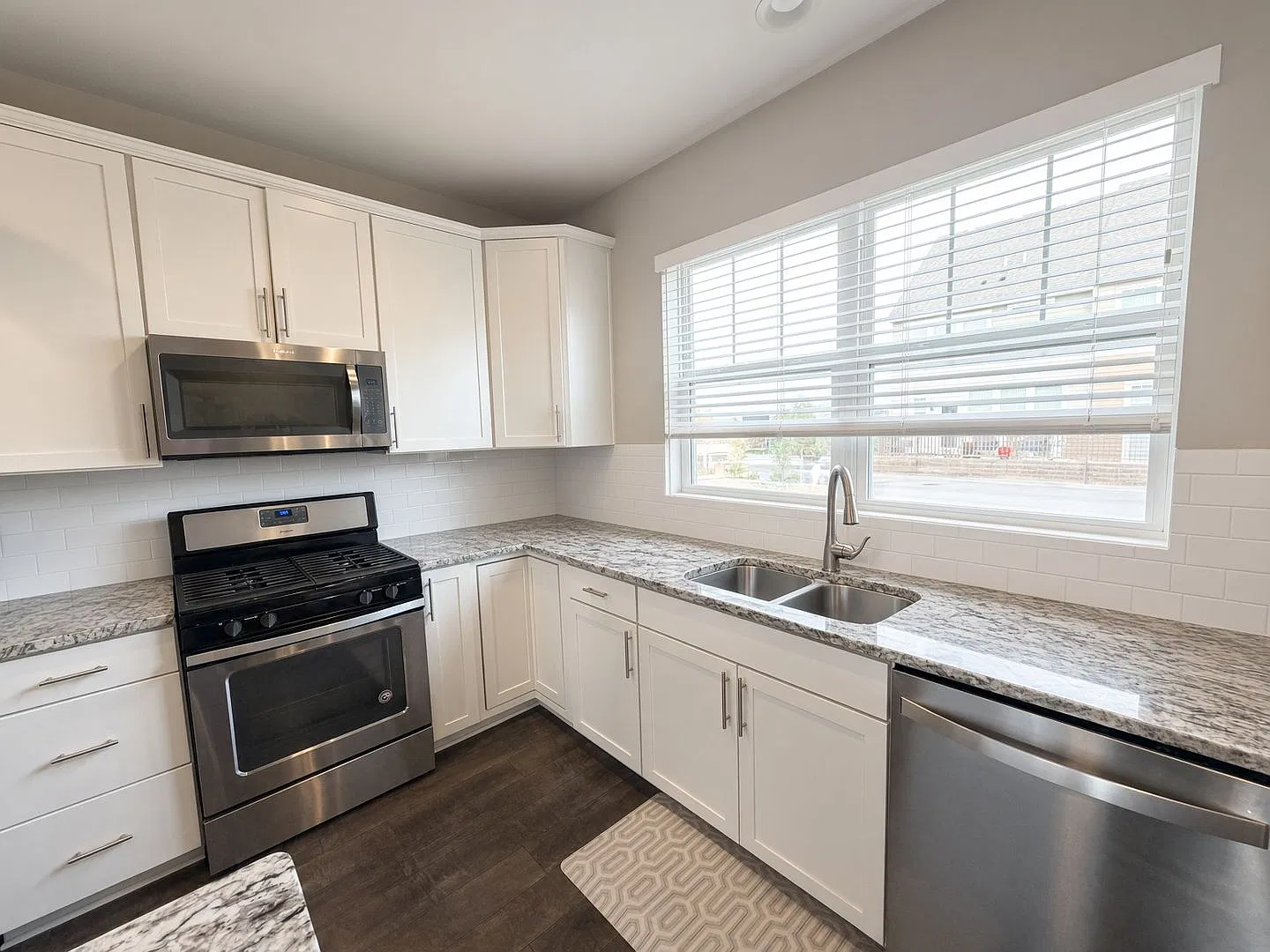 Beautiful 3Bed 2.5Bath Townhome in Apple Valley — Photo 3