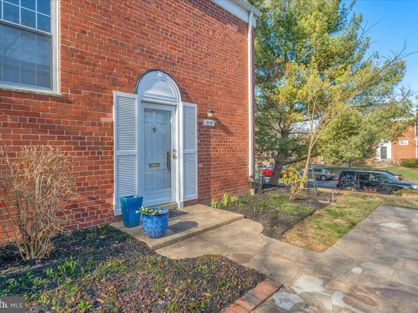 3258 Martha Custis Dr, Alexandria, VA 22302