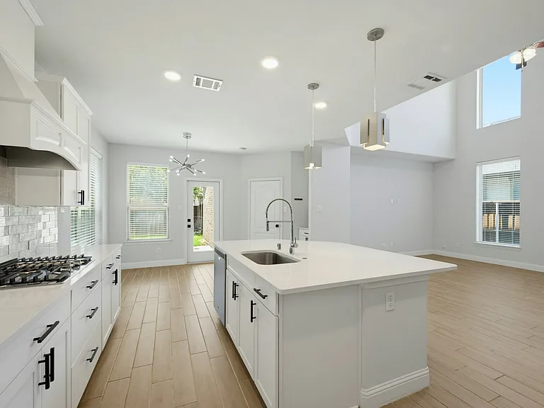 2125 Olivereta Dr — Photo 13