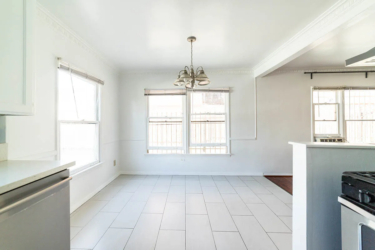 Beautiful! Spacious 2 bed/1 Bath- Big Kitchen -Farmhouse Sink-AC-Parking-Great Location! — Photo 4
