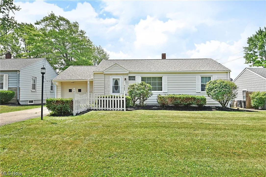 565 Hazel St photo 1