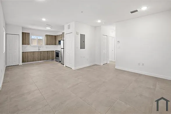 2 bed, 760 sqft, $2,300 — Photo 2