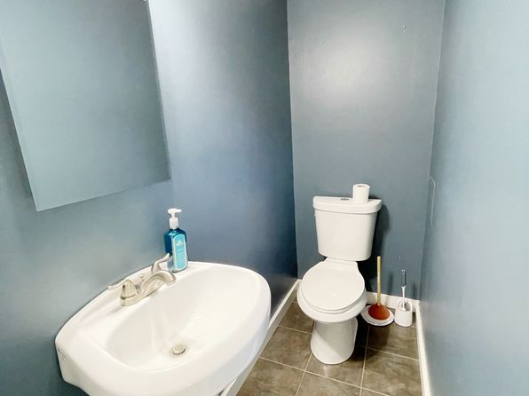 114 1/2 W Walnut St