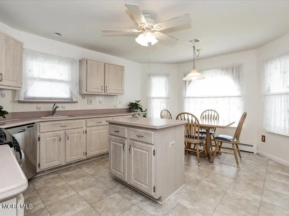 10 Thronbury Court, Toms River, NJ 08757