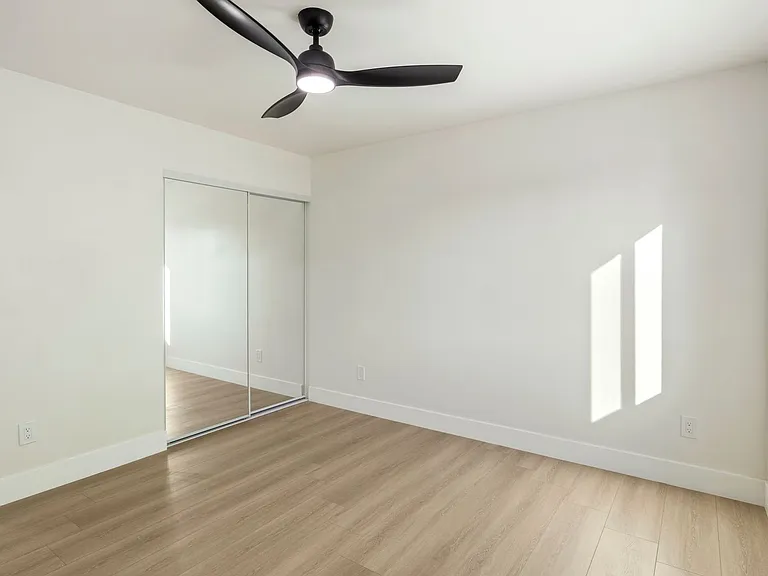 GS - 3129 Emerson — Photo 3