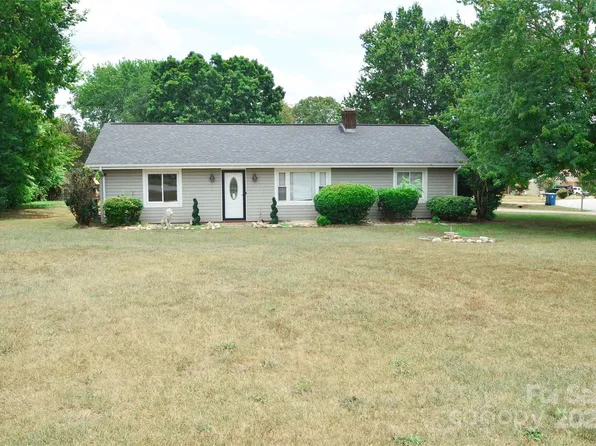 5287 Stonewood Dr, Hickory, NC 28602