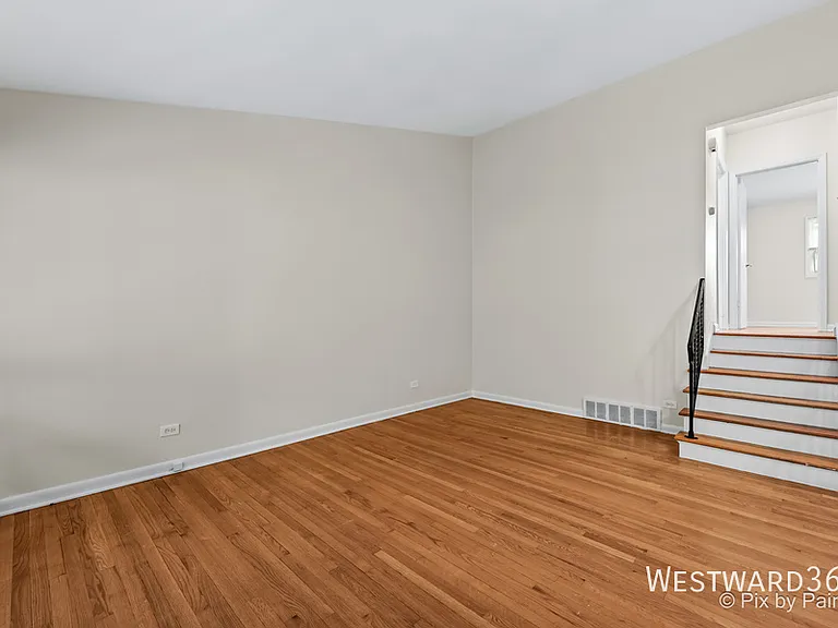 325 E Lake St — Photo 13