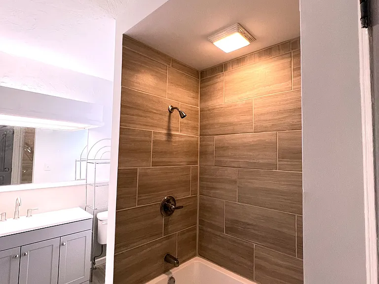 722 E Maple St — Photo 3