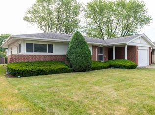 81 Ridgewood Rd, Elk Grove Village, IL 60007