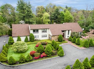 2 Paddock Ct, Glen Head, NY 11545