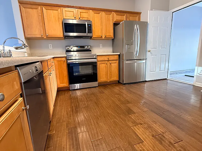 240 Regent Sq — Photo 32