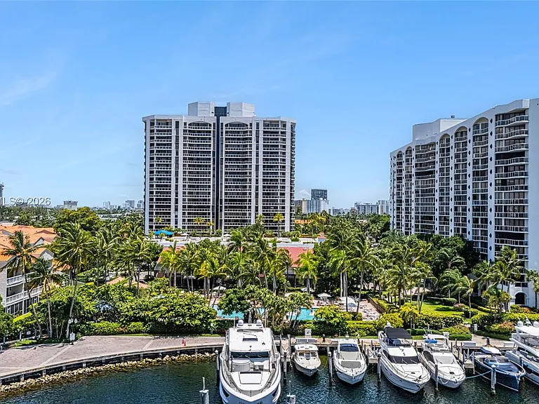3598 Yacht Club Dr #601 — Photo 37