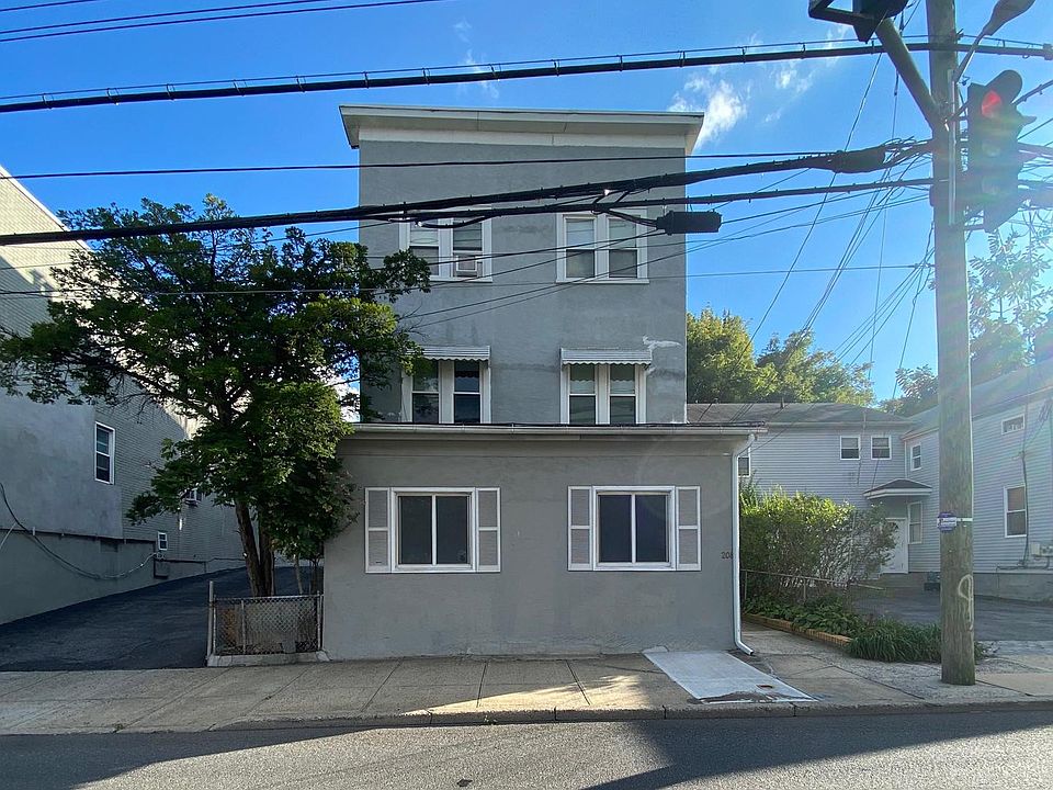 1st image of 208 Ashford Ave Floor 1