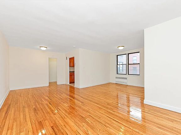 4th image of 10-40 Neilson St #4C