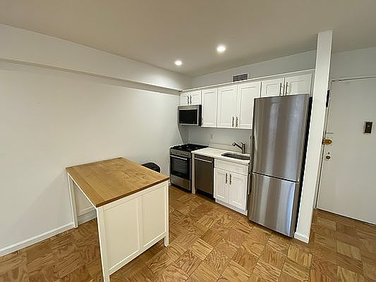 2nd image of 170 W 23rd St APT 5W