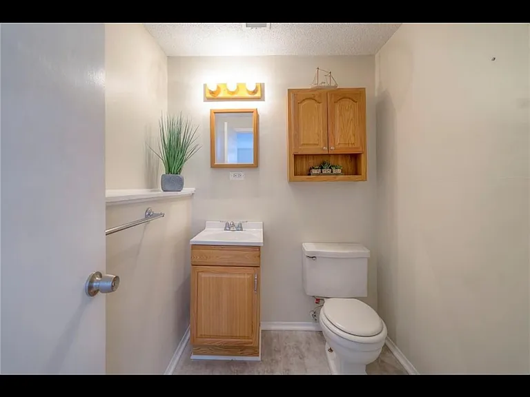 9110 Farley Ln — Photo 8