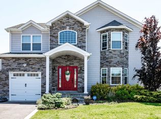 17 Dorothy Dr, Syosset, NY 11791