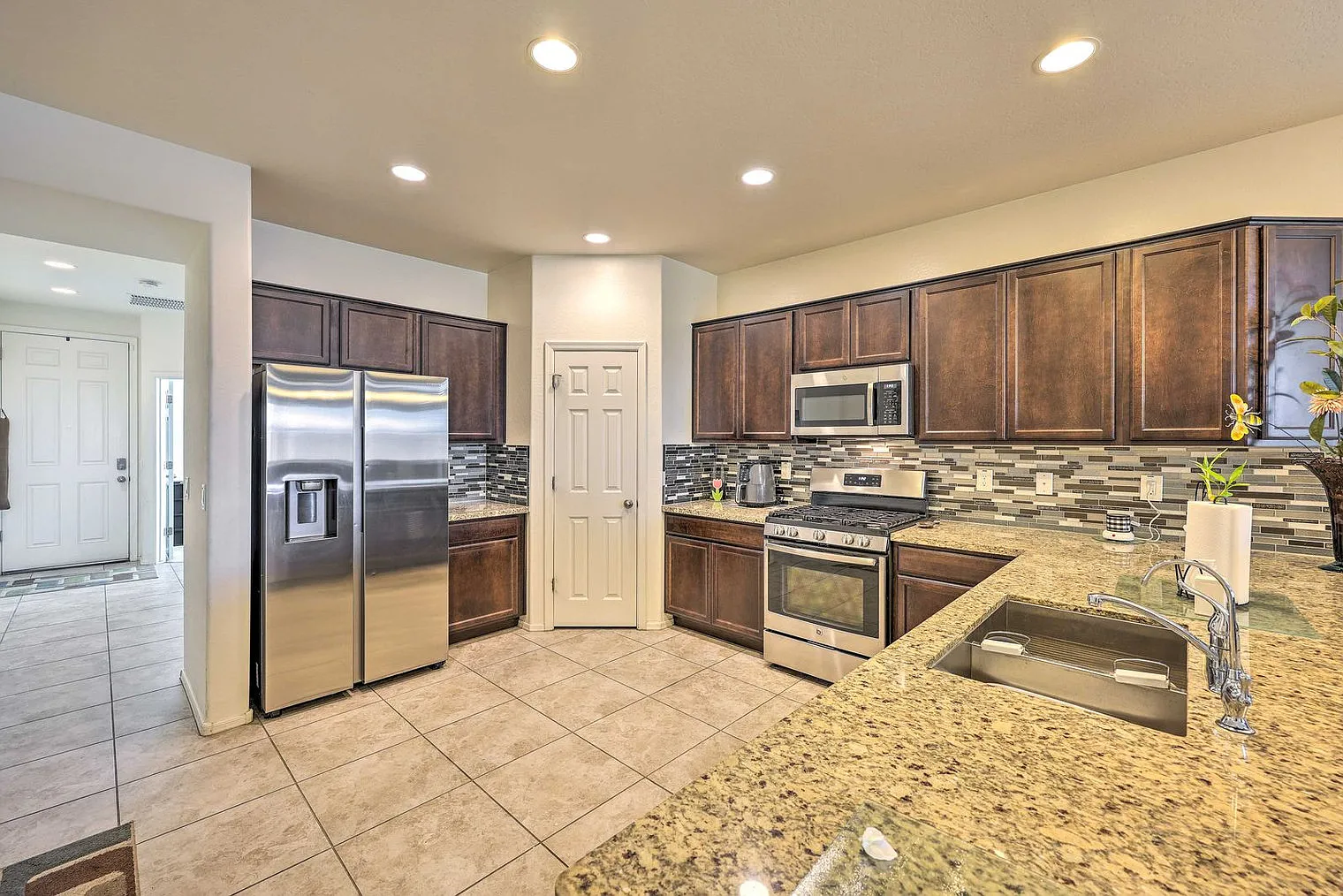 4 bed, 2.0 bath, 1689 sqft, $5,611 — Photo 4