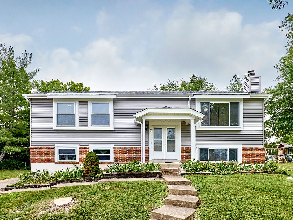 Welcome home to 241 Valleyoak Ct, Ballwin, MO 63021! Great neighbors in the quiet cul de sac.