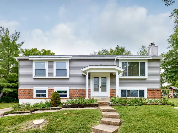241 Valleyoak Ct, Ballwin, MO 63021