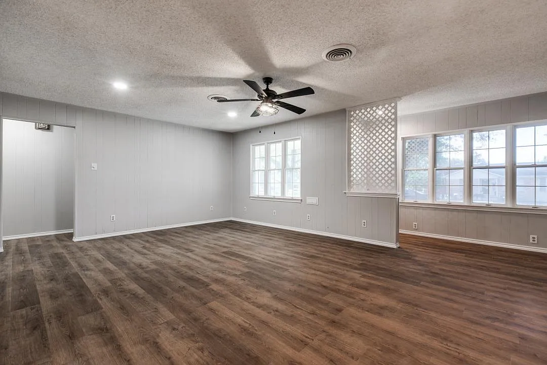 4 bed, 1954 sqft, $2,195 — Photo 4