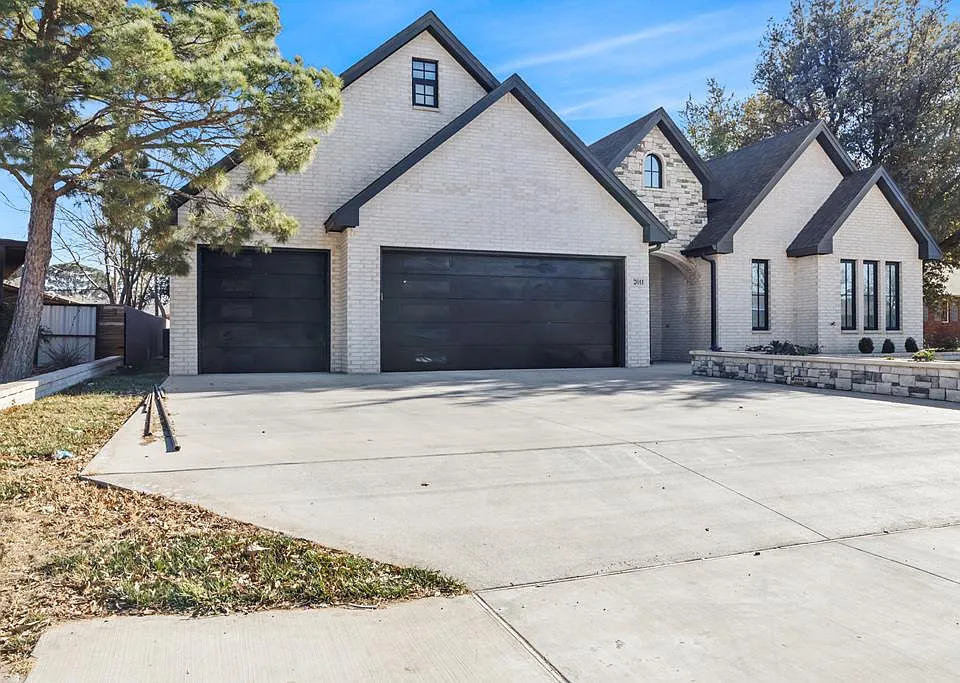 2011 Community Ln
