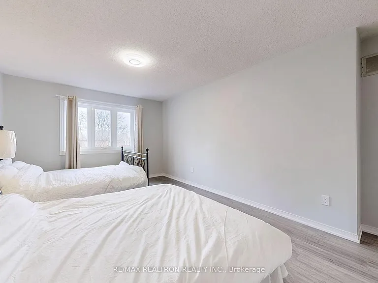 8 Estoril St #UPPER — Photo 32