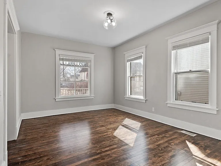 216 W 32nd St — Photo 5