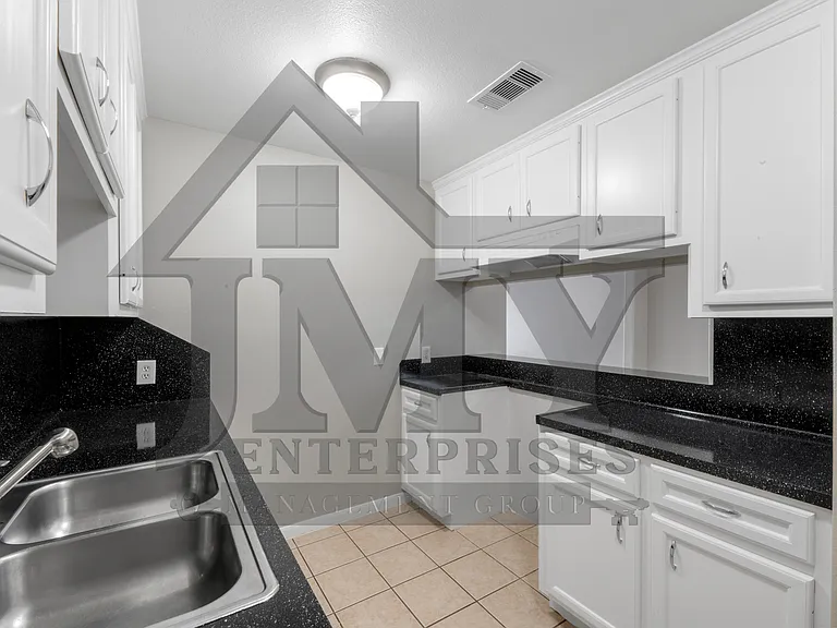 815 Cravens St #F2 — Photo 5