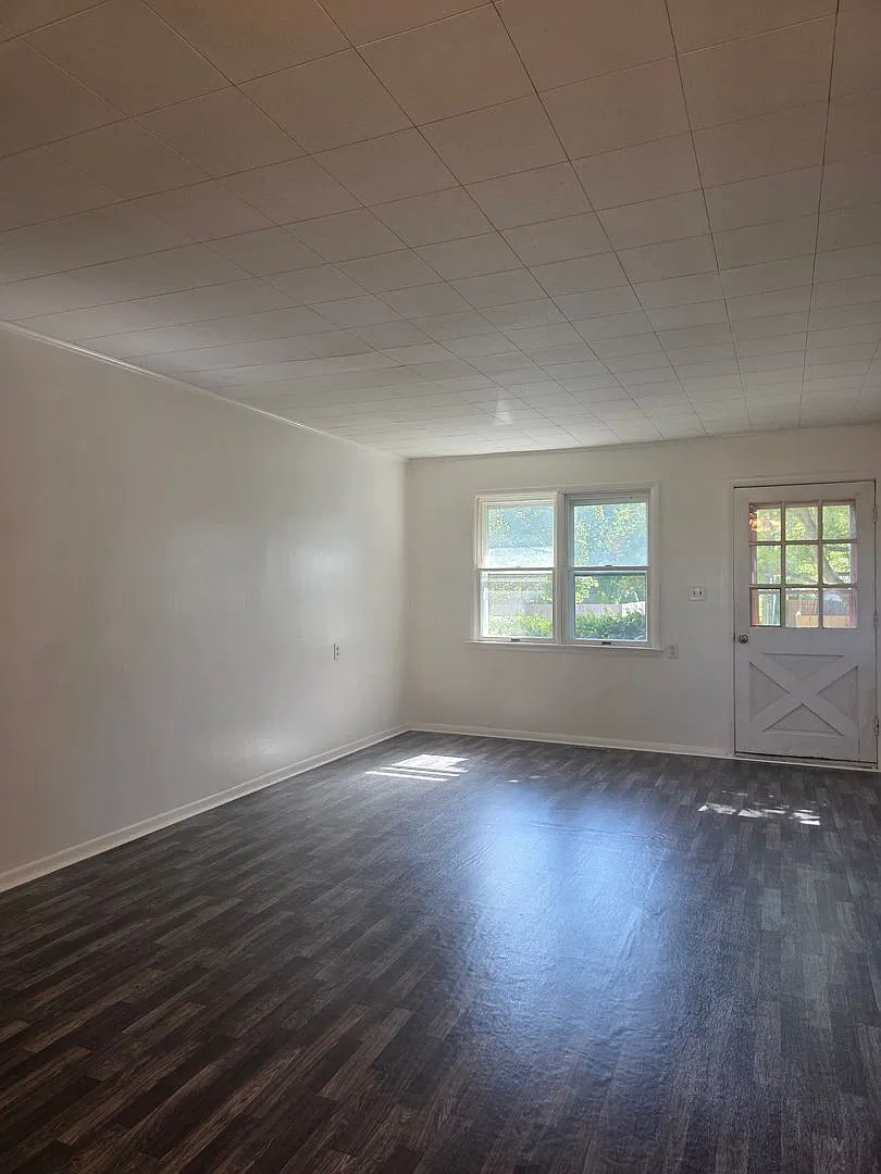 Very spacious and updated two bedroom home in Weston — Photo 4