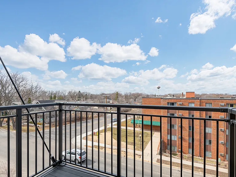 The Uptown Apartments — Photo 23