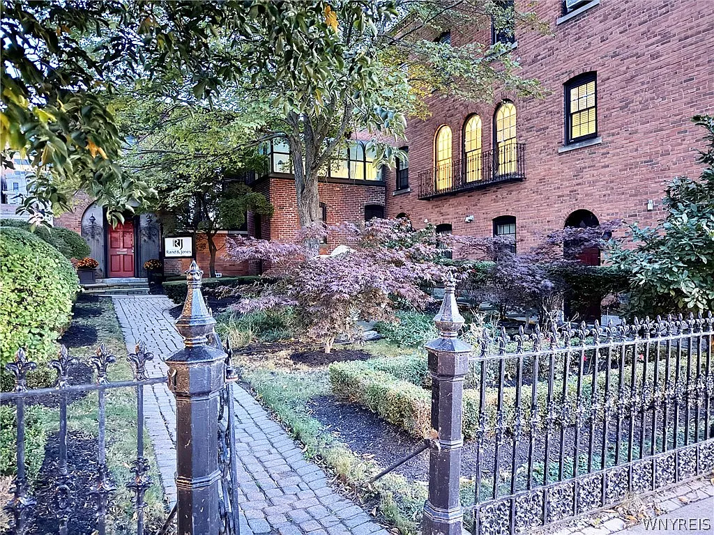 20 Tracy St — Photo 1