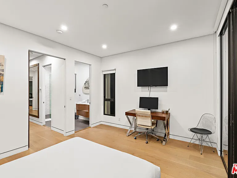 610 N Stanley Ave — Photo 29