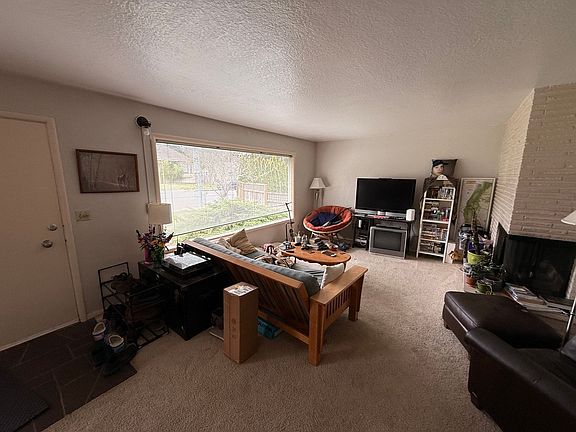 4th image of 1415 Lakeway Dr