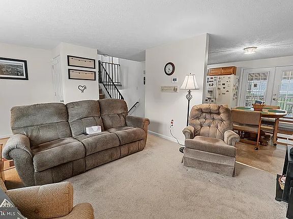 5th image of 496 Hillcrest Dr