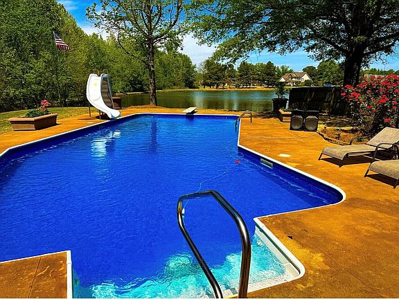 3rd image of 102 Ben Cv