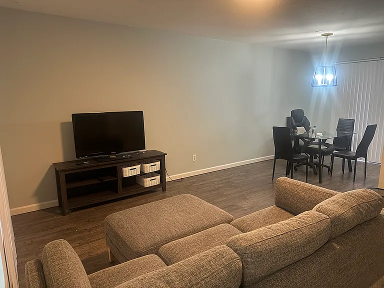 128 Castillion Ter — Photo 4