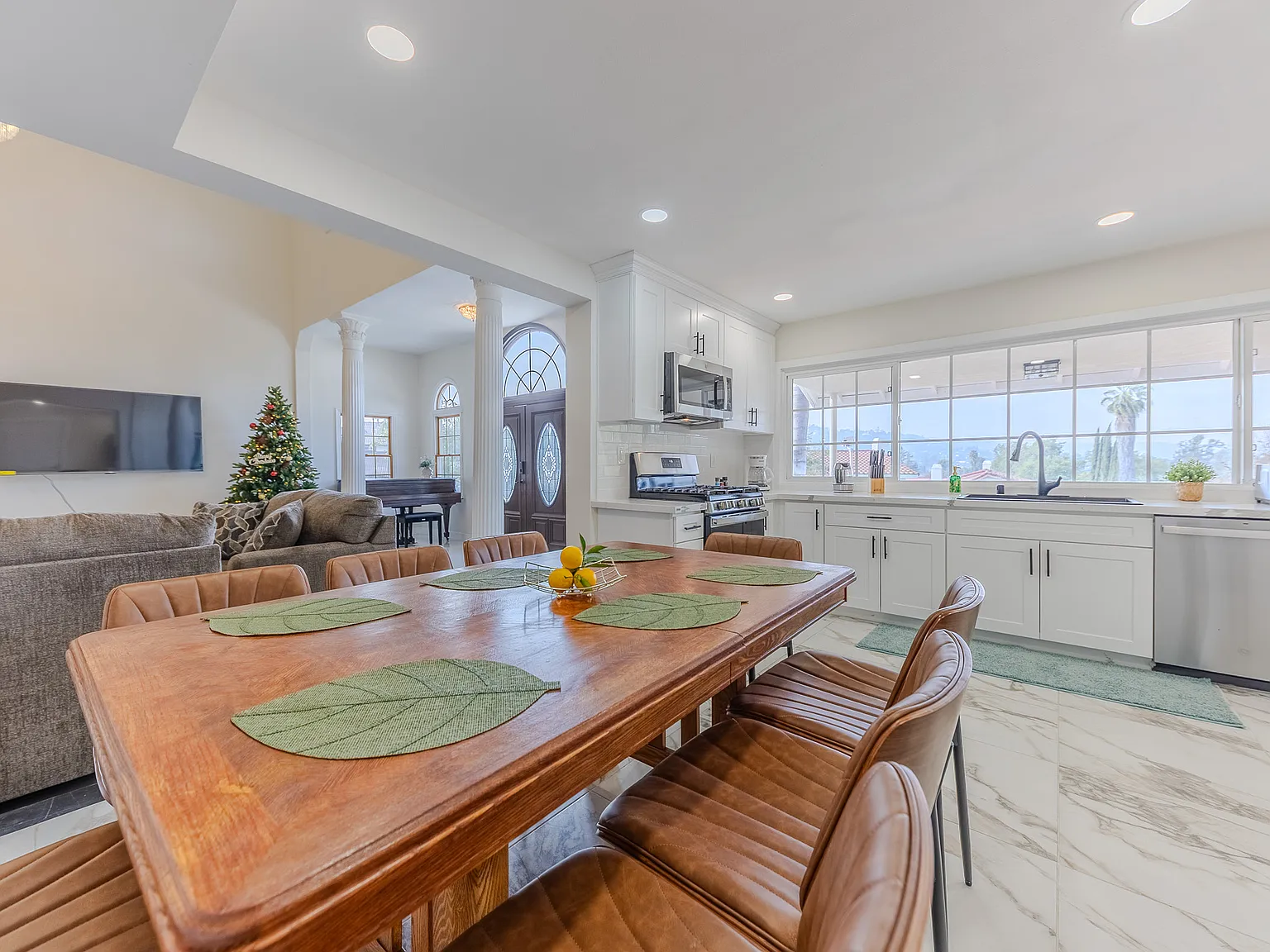10 bed, 6500 sqft, $15,000 — Photo 3