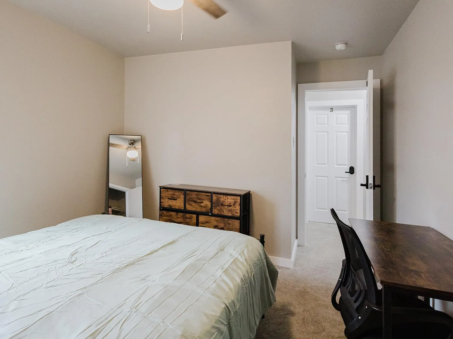 4 bed, 3.0 bath, 1986 sqft, $910 — Photo 3