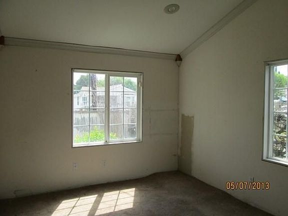 042-789968-bedroom-22060627