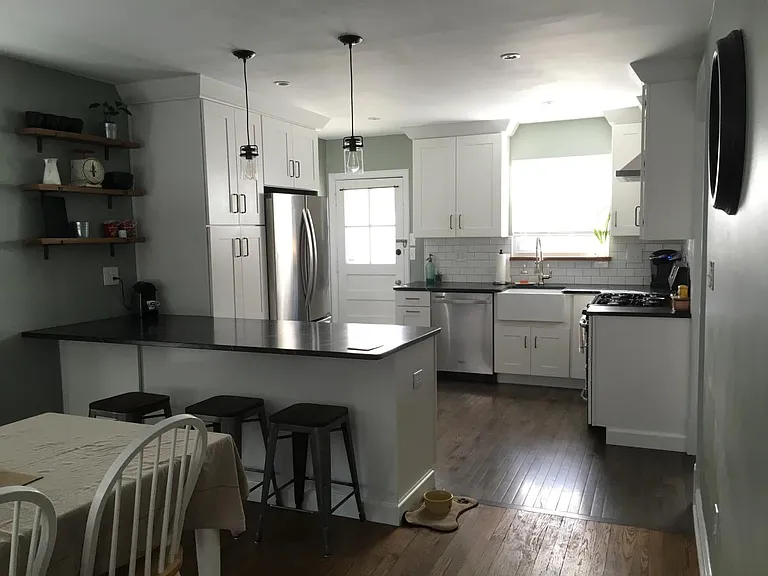324 Oakley Ln — Photo 3