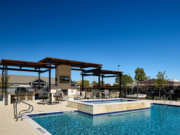 Avenida Carrollton - 55+ Active Adult Apartment Homes — Photo 17
