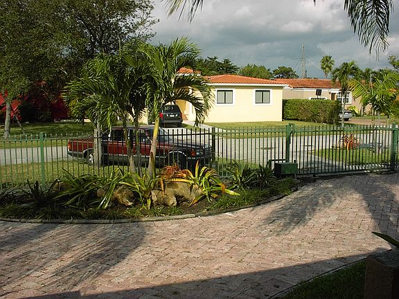 circular driveway left gate