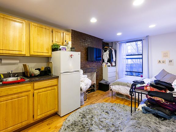 5th image of 310 E 6th St APT 19
