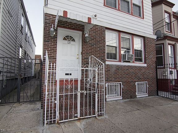 2nd image of 125 Parker St