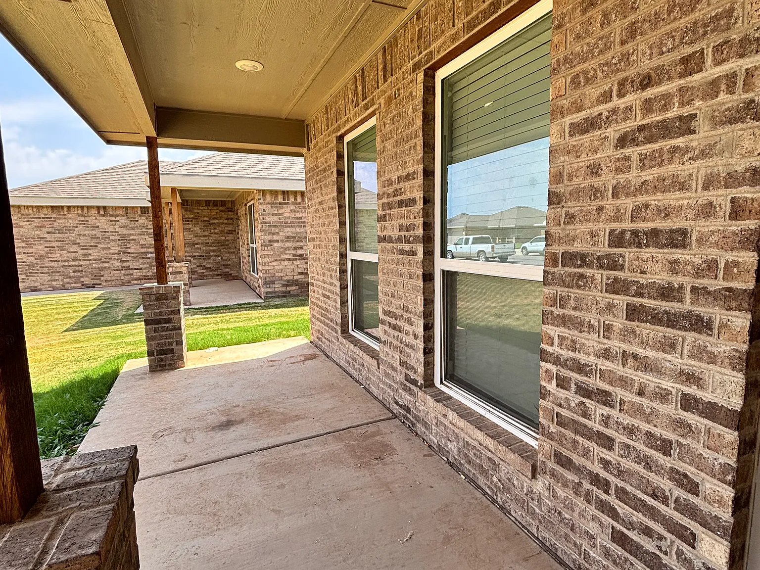 8619 10th Pl — Photo 2