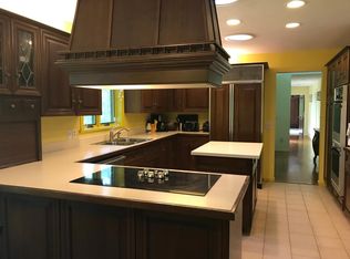 10 Nettleton Dr, Woodbridge, CT 06525