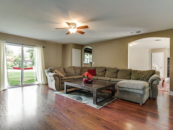 4th image of 3442 Mapledale Dr