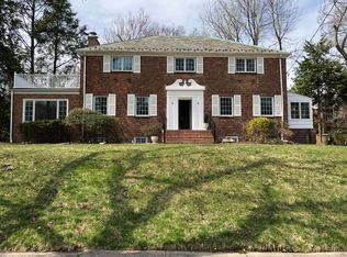 135 Fairview Ave, Great Neck, NY 11023