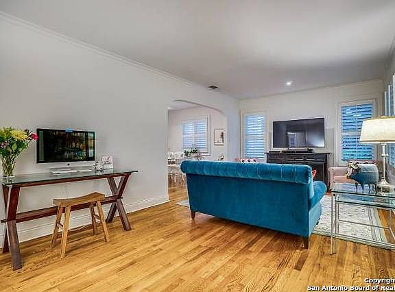 4th image of 422 Evans Ave